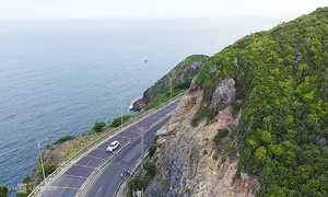 Đá hàng trăm kg nguy cơ lăn xuống đường ở Nha Trang Đá hàng trăm kg nguy cơ lăn xuống đường ở Nha Trang