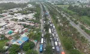Cửa ngõ TP HCM ùn tắc 5 km sau tai nạn Cửa ngõ TP HCM ùn tắc 5 km sau tai nạn