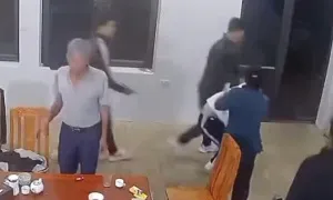 Thiếu nữ bị bố và chú đánh 'vì xúc phạm ông nội' Thiếu nữ bị bố và chú đánh 'vì xúc phạm ông nội'