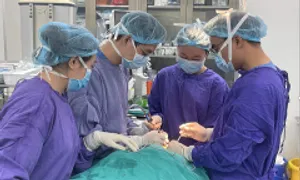 Dùng vạt da tái tạo môi cho cụ ông bị chó cắn Dùng vạt da tái tạo môi cho cụ ông bị chó cắn