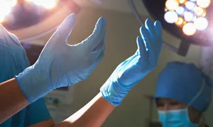 Hai bé song sinh chào đời cách nhau 5 tuần
