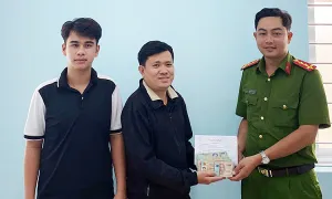 Nam sinh viên trả lại 400 triệu đồng nhặt được Nam sinh viên trả lại 400 triệu đồng nhặt được