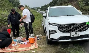 Dừng xe ăn cơm trên cao tốc, tài xế bị phạt 13 triệu đồng Dừng xe ăn cơm trên cao tốc, tài xế bị phạt 13 triệu đồng