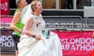 Mặc váy cưới chạy marathon tưởng nhớ chồng đã mất