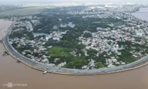 Đường ven sông đi qua nhà cổ sau 5 năm xây dựng Đường ven sông đi qua nhà cổ sau 5 năm xây dựng
